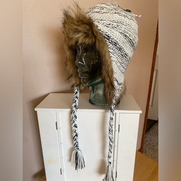 NWT Rue21 Deadstock Y2k Fur Lined Knit Hat with Braids - Picture 2 of 6